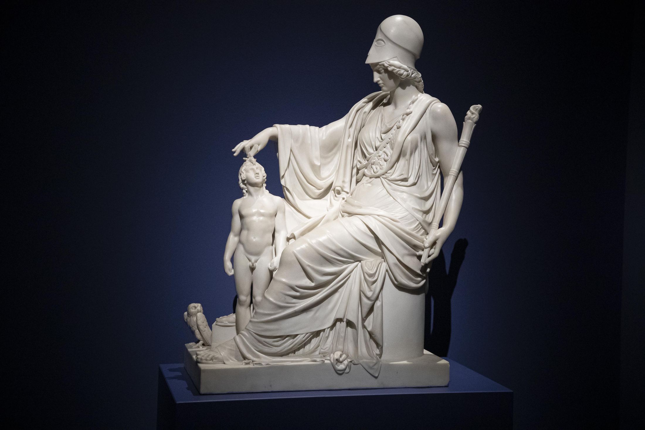 Statua neoclassica in marmo alla mostra «Eterno e Visione»